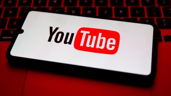 Usuários relatam que a funcionalidade do botão 'curtir' no YouTube desaparece temporariamente após ser acionado, gerando confusão e preocupação.