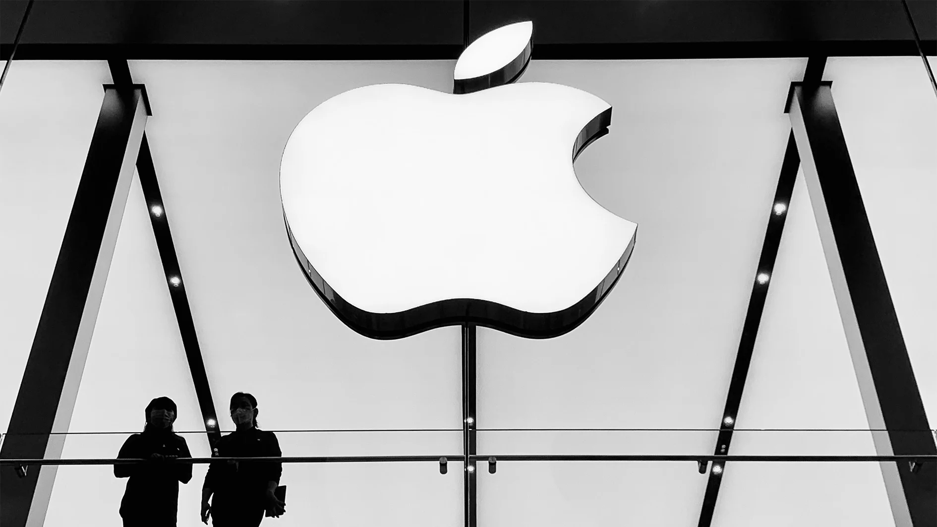 Depois da decisão, as ações da Apple caíram cerca de 3,3%, algo em torno de US$ 85 bilhões, ou R$ 443,2 bilhões.